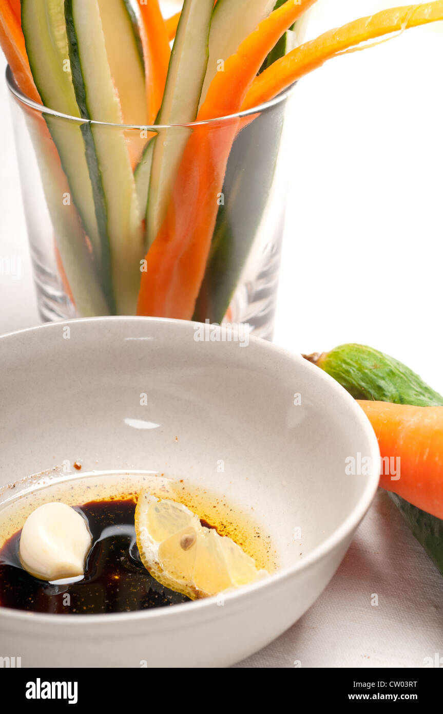 Matières premières fraîches et carotte concombre avec sauce snack apéritif italien pinzimonio Banque D'Images