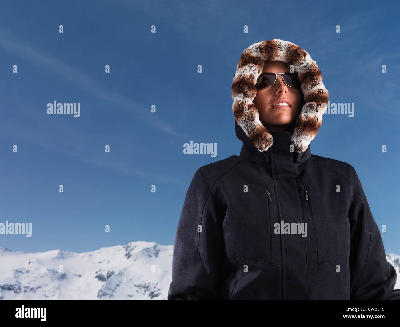 Parka femme portant dans la neige Photo Stock - Alamy