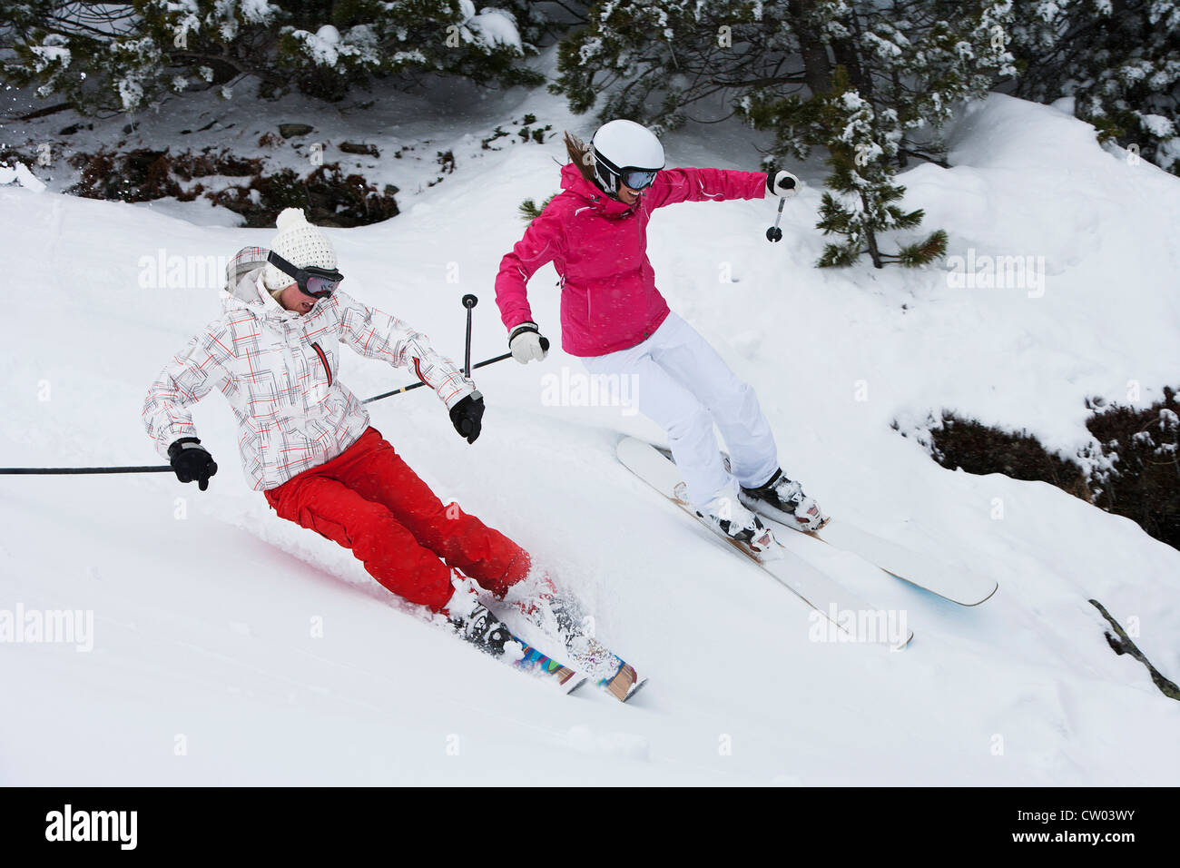 Cabotage skieurs on snowy slope Banque D'Images