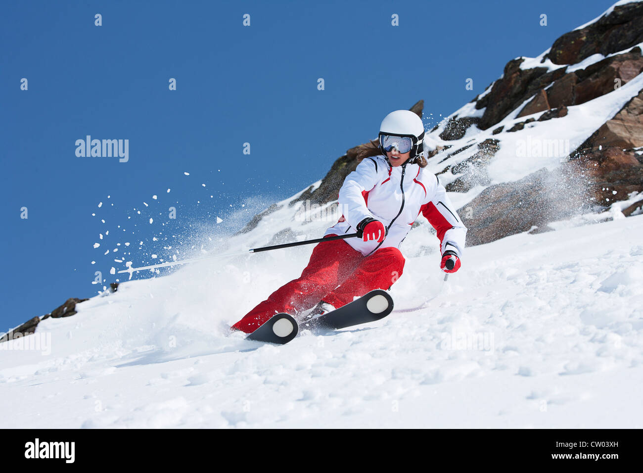 Cabotage skieur on snowy slope Banque D'Images