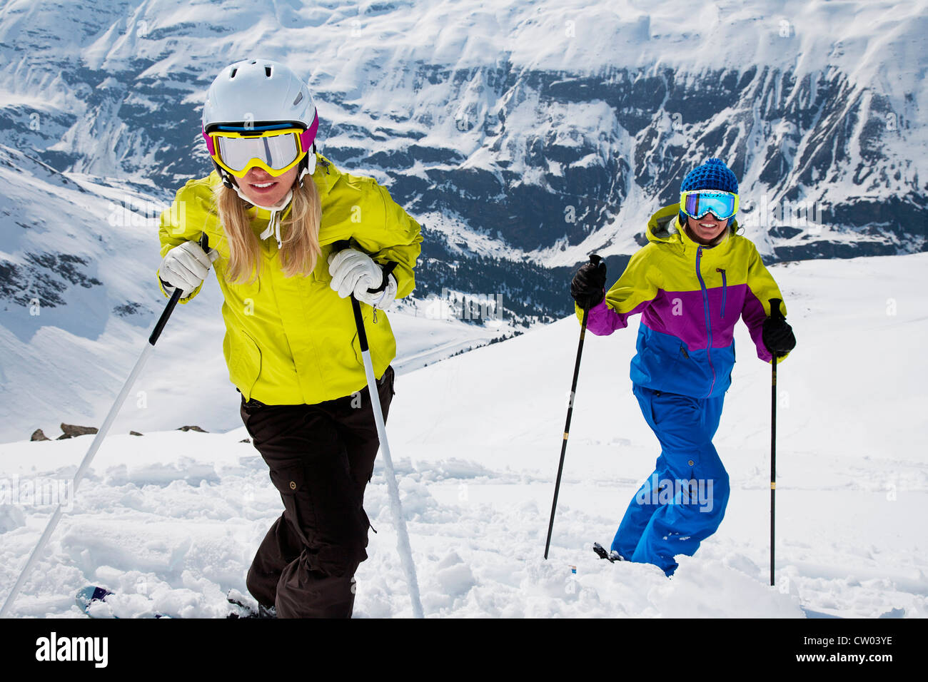 Les skieurs debout on snowy slope Banque D'Images