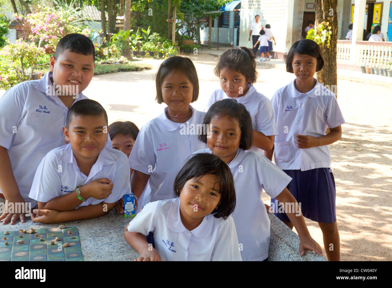 Les élèves de l'école élémentaire thaï sur l'île de Ko Samui, Thaïlande. Banque D'Images
