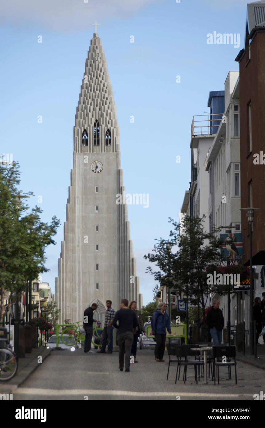 Une vue sur la rue de l'Islande Reykjavik Hallgrimskirkja Banque D'Images