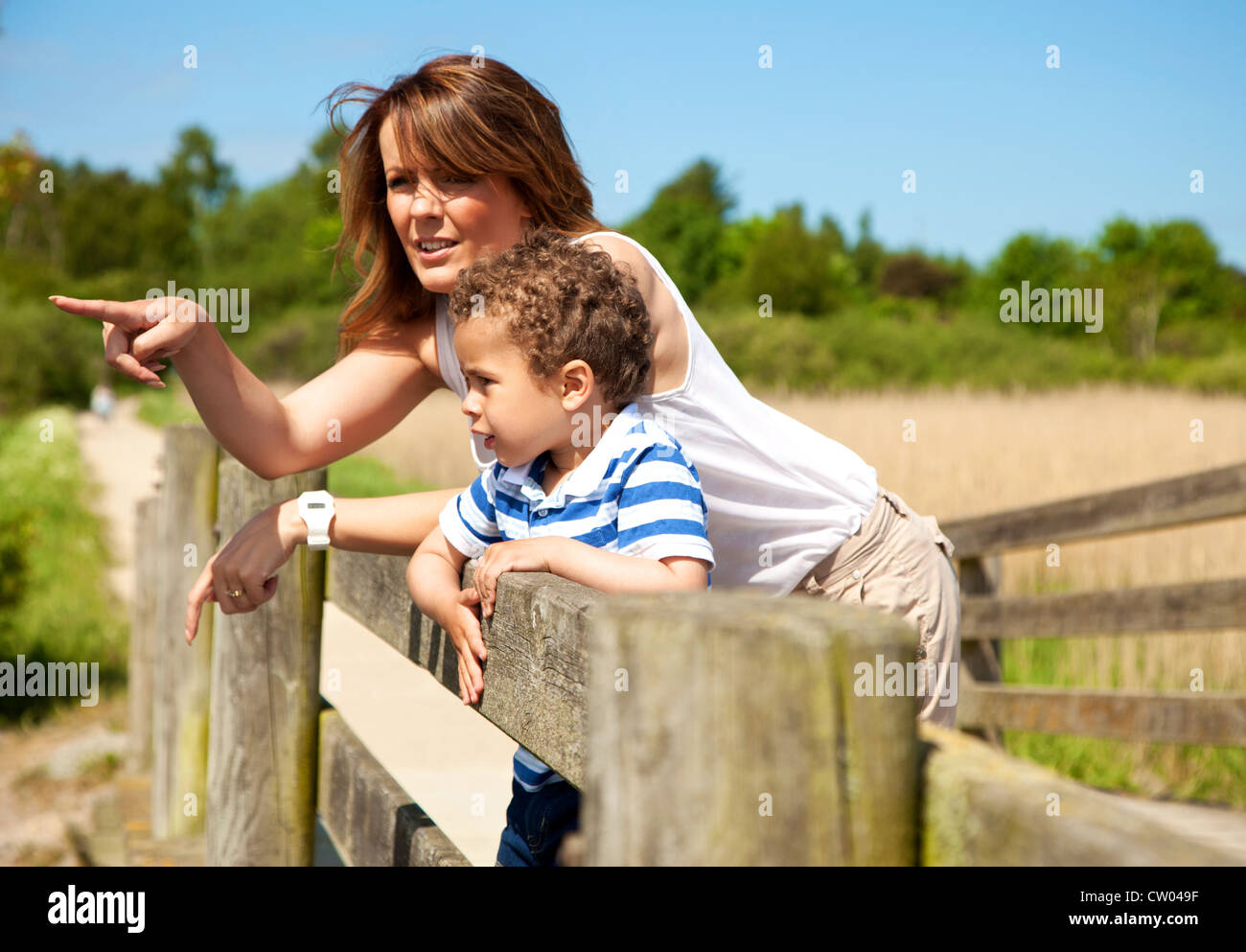 Jeune mère pointant et expliquer quelque chose à son petit-fils Banque D'Images