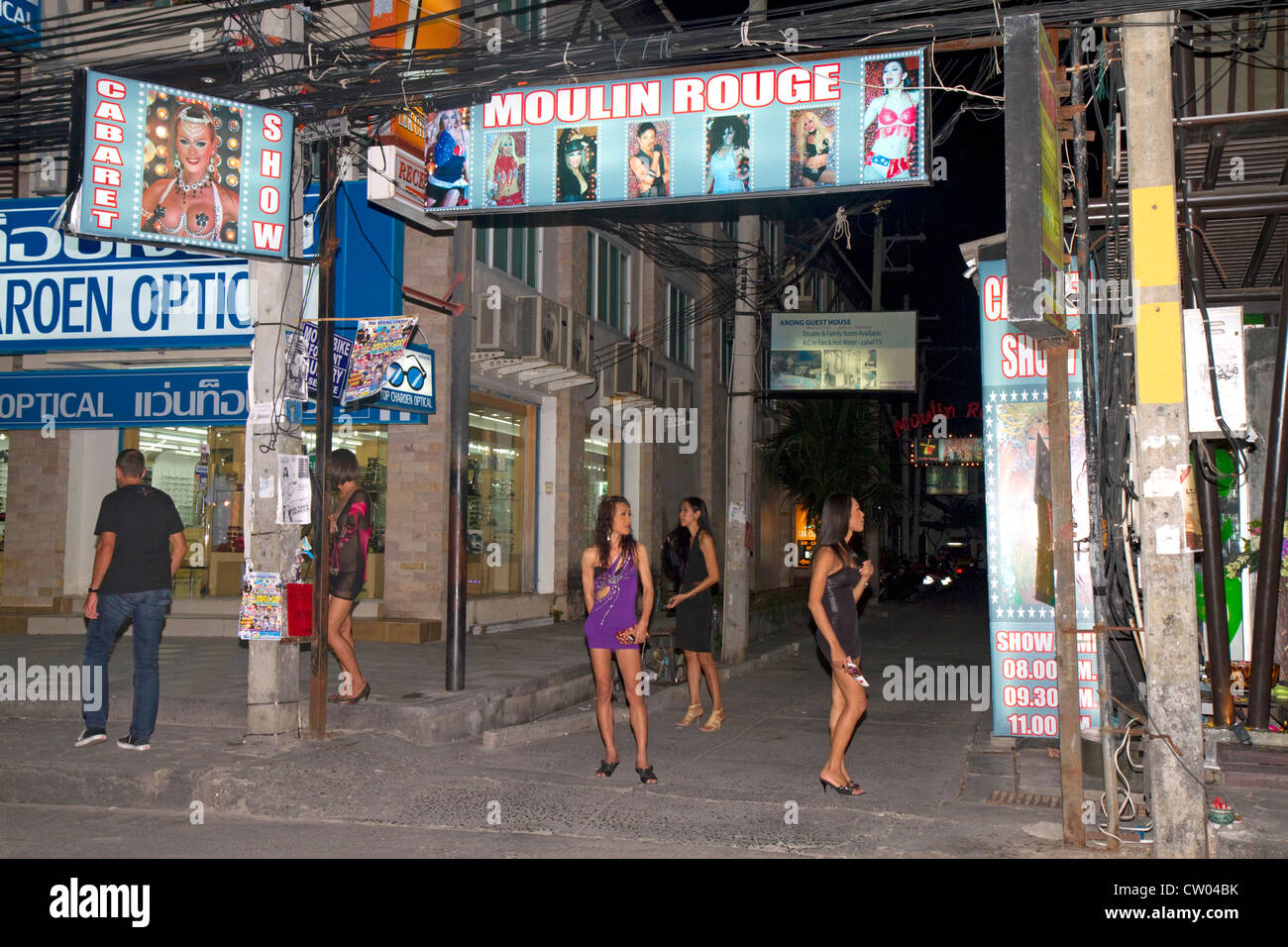 Les travestis se tiennent à l'extérieur d'une nuit sur l'île de Ko Samui, Thaïlande. Banque D'Images