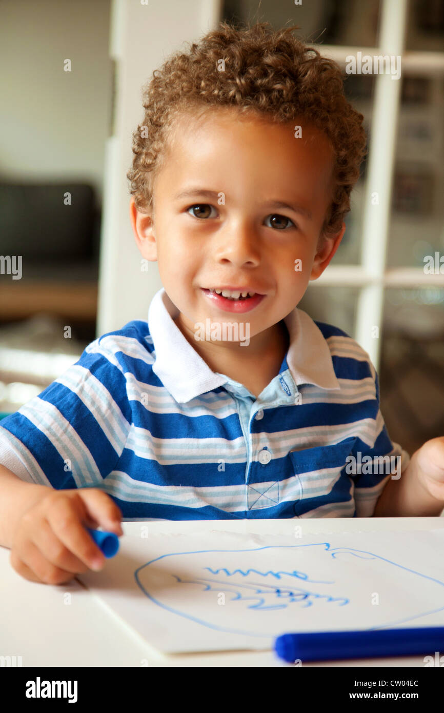 Portrait d'un bambin à heureux après avoir terminé ses devoirs Banque D'Images