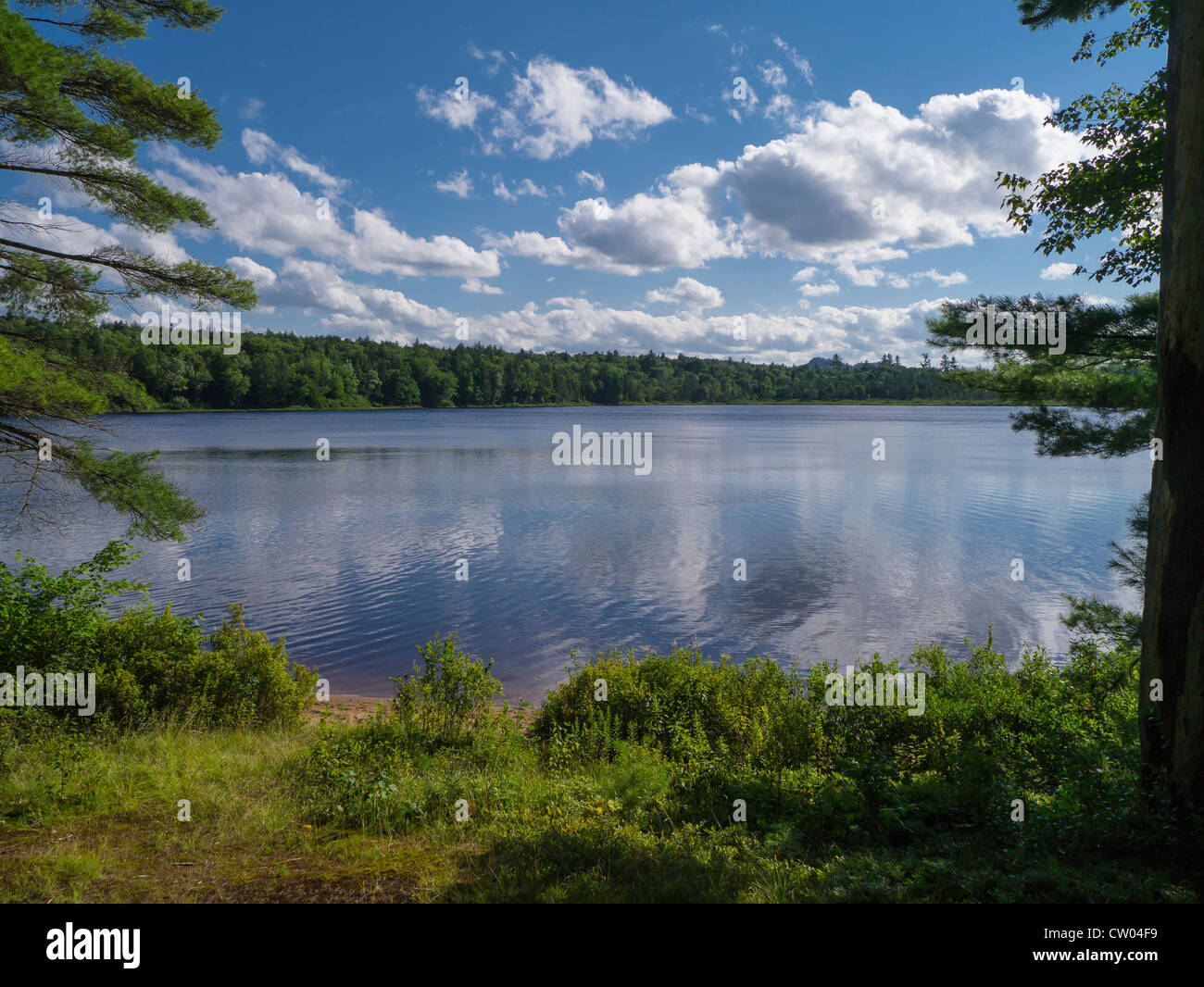 Étang supérieur près de la ville d'arrivée dans les Adirondacks de l'État de New York Banque D'Images