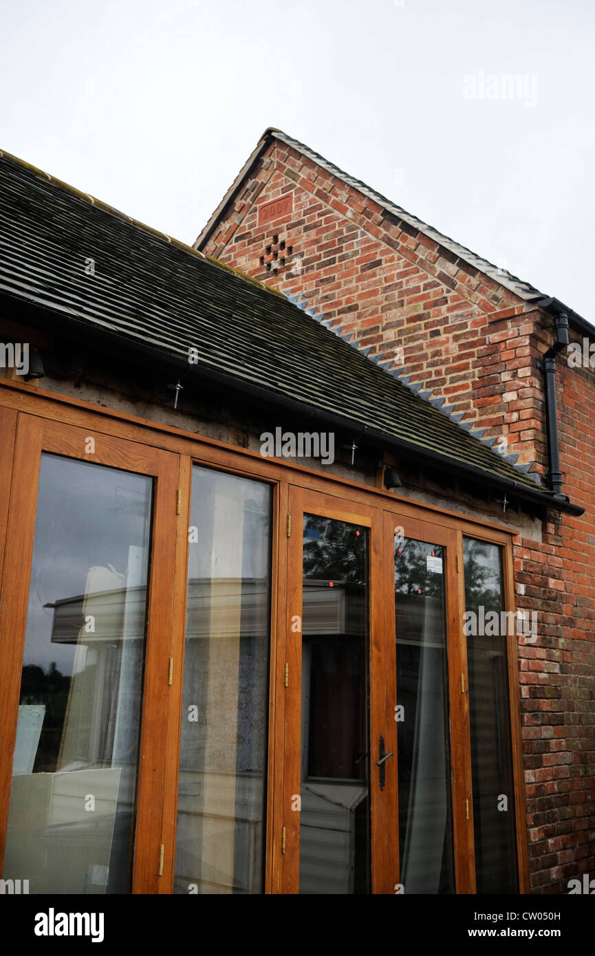 Détail de portes en bois sur une grange convertie en cours Warwicksire, UK Banque D'Images