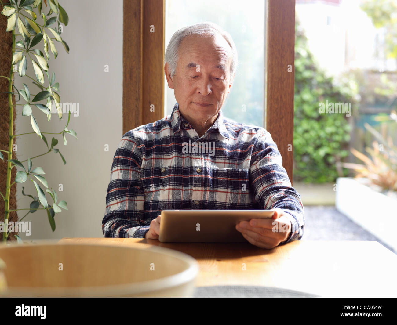 Older Man using tablet computer Banque D'Images