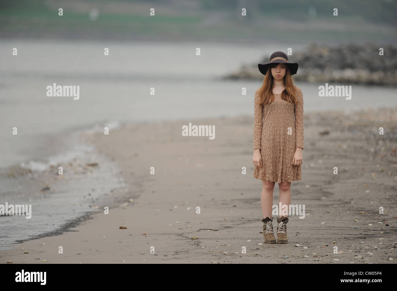Teenage Girl standing on beach Banque D'Images