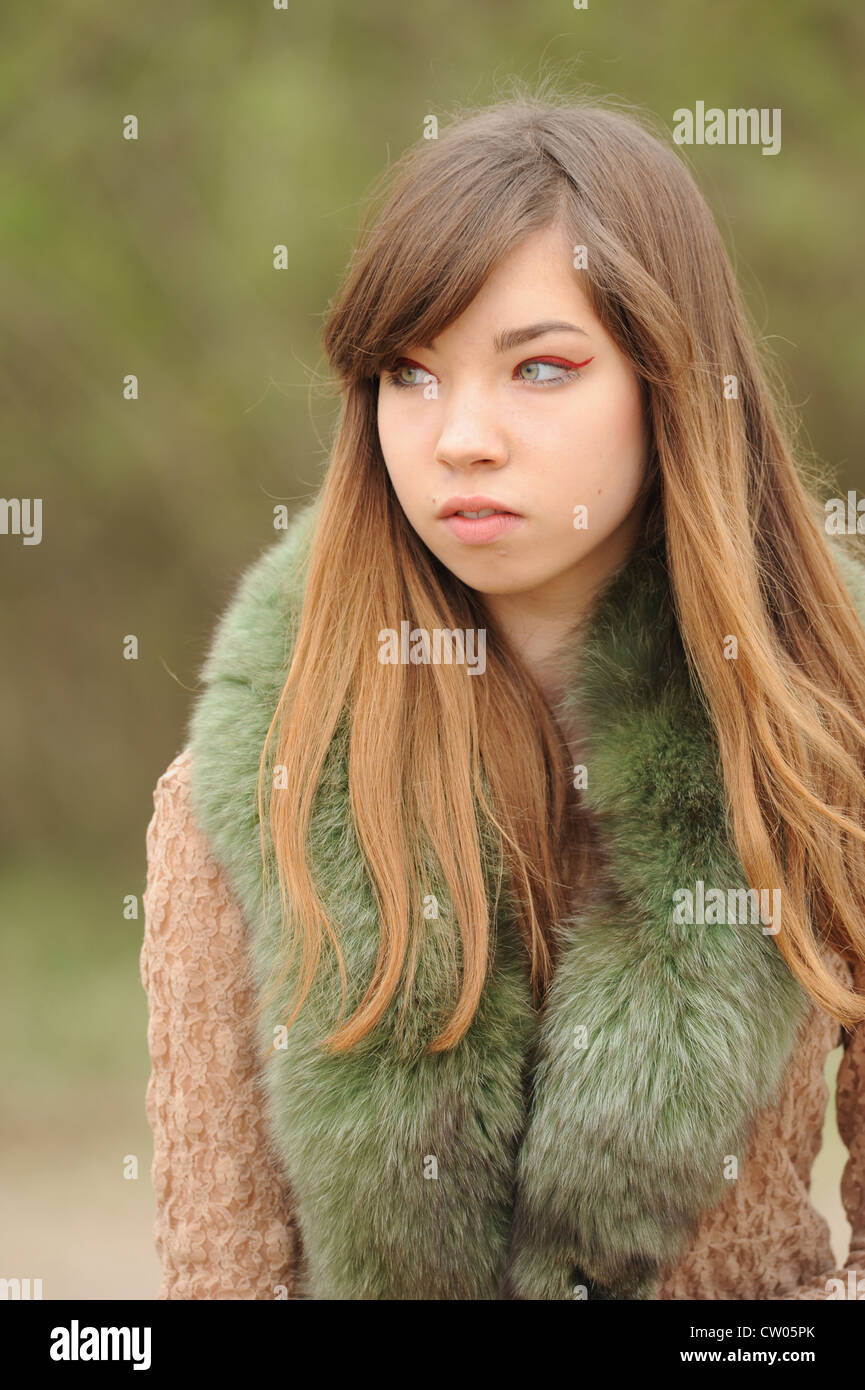 Teenage girl wearing fur scarf outdoors Banque D'Images