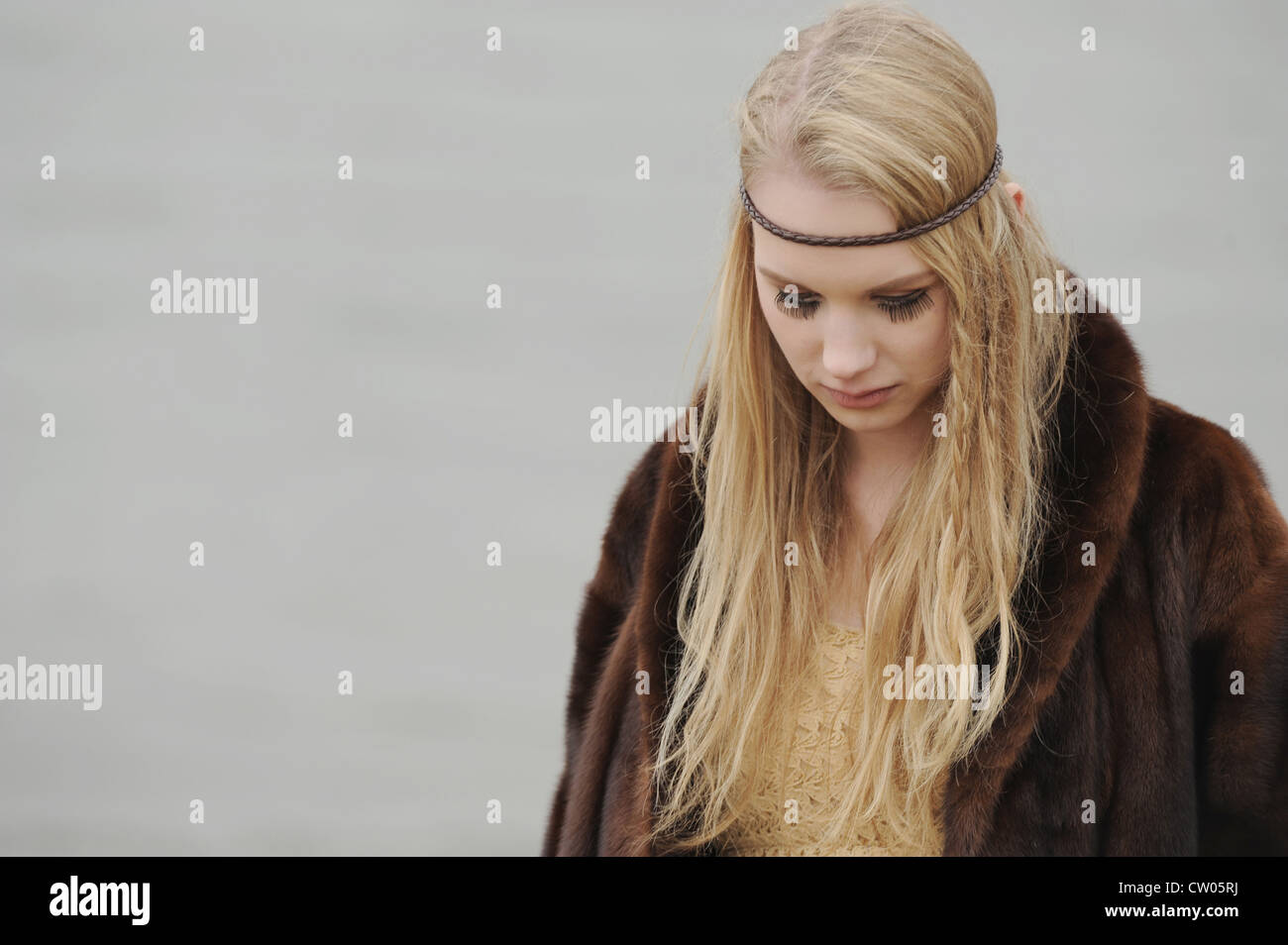 Teenage Girl standing in forest Banque D'Images