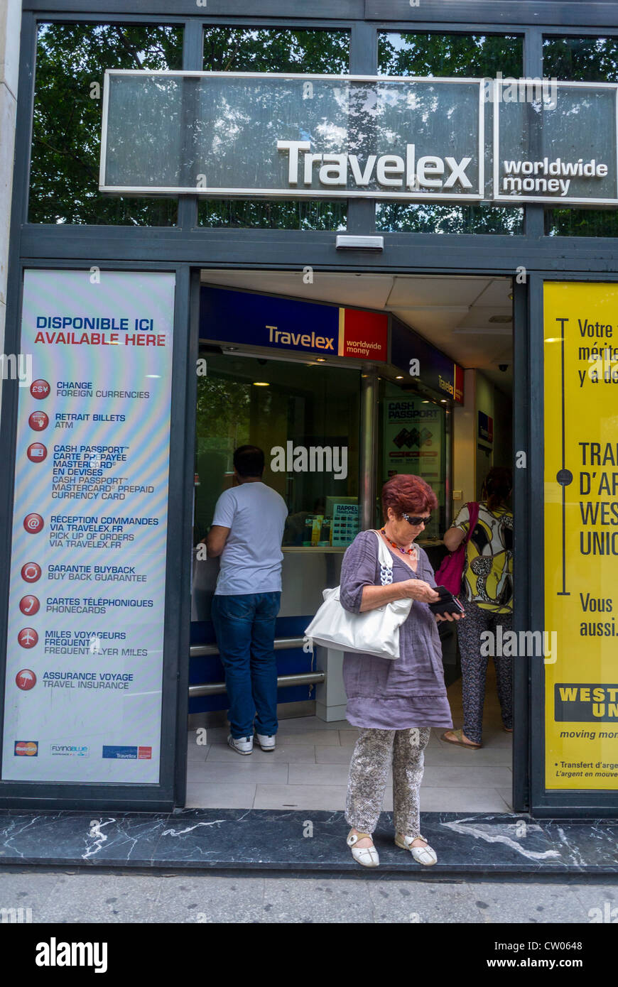 Paris, France, les touristes de shopping dans un bureau de change Bureau de  la Banque mondiale sur l'avenue des Champs Elysées "travelex' Photo Stock -  Alamy