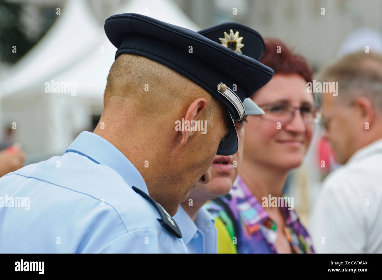 Deux policiers allemands de la Police Fédérale Allemande Bundespolizei avec visière bouchons en public - Heilbronn Allemagne Banque D'Images