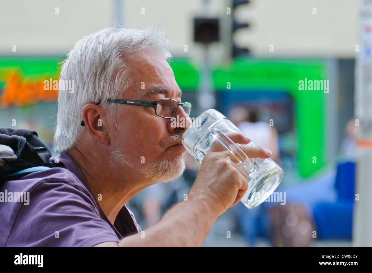 L'Allemand adultes Caucasian man with cheveux gris barbe grise et verres vide un demi litre beer mug - Heilbronn Allemagne Banque D'Images