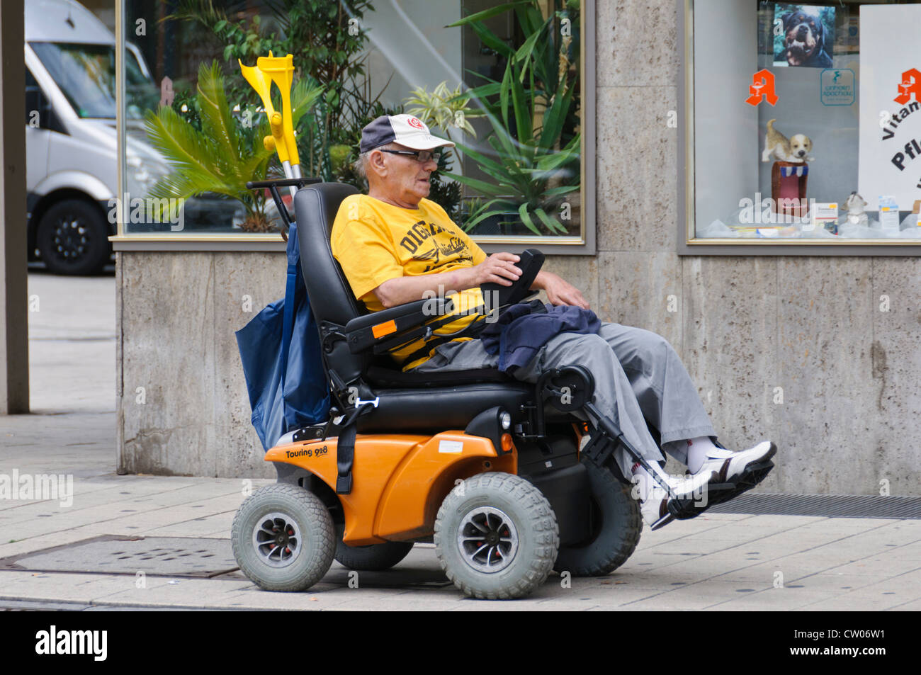 Portrait of Senior Citizen à mobilité réduite riding Scooter de mobilité électrique - Heilbronn Allemagne Banque D'Images