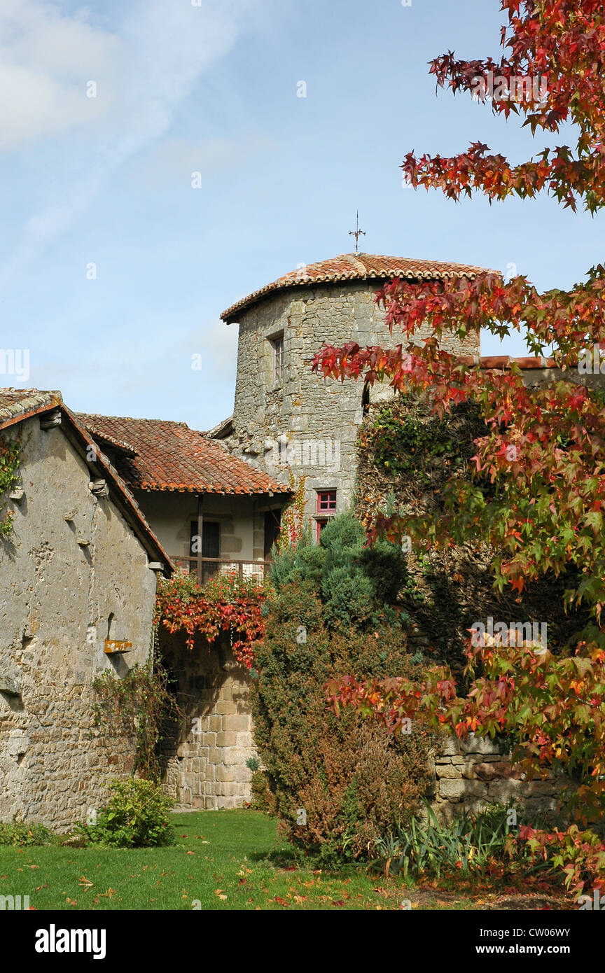 Tour et balcon, Le Chateau des Ducs de Mortemart. Banque D'Images