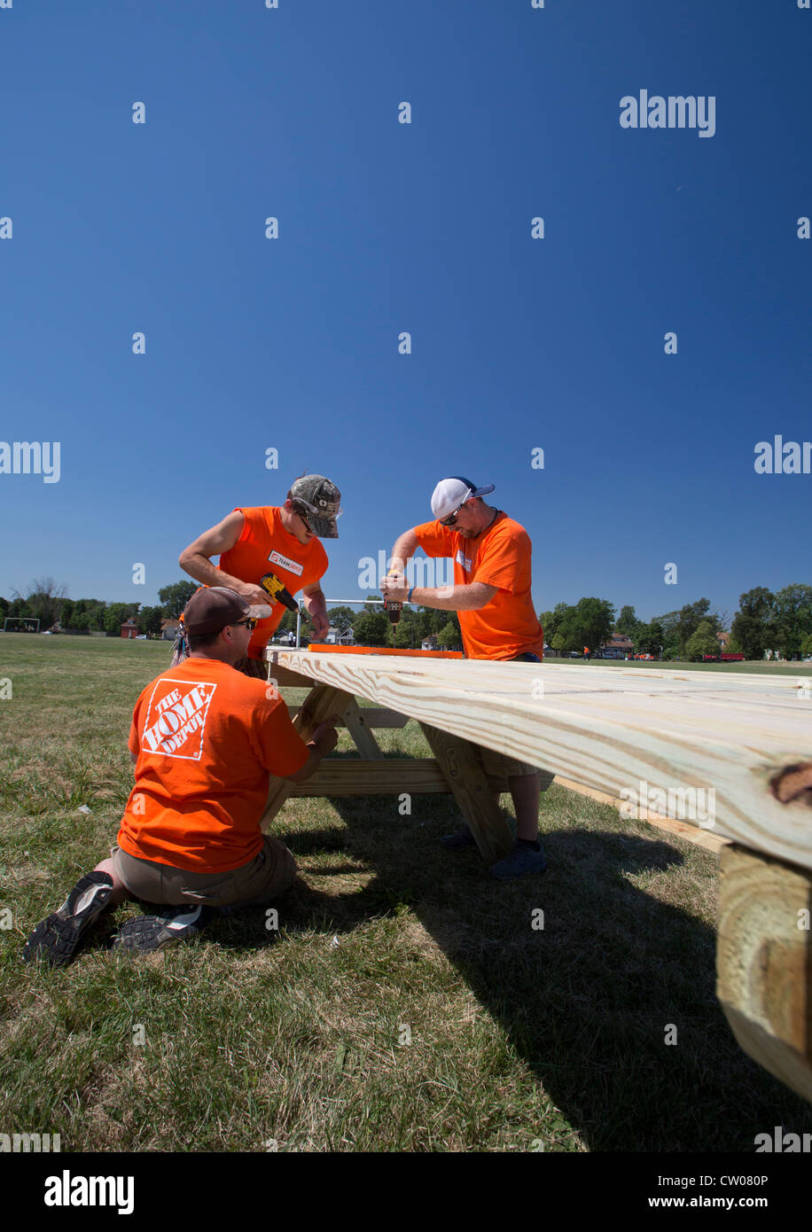 Detroit, Michigan - Les bénévoles de Home Depot construire des tables de pique-nique Romanowski Park. Banque D'Images