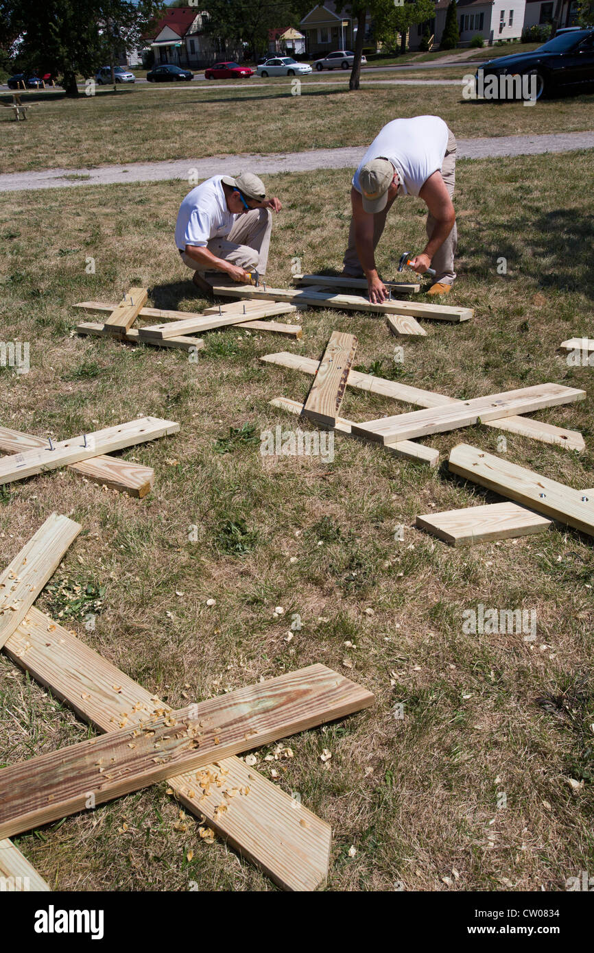 Detroit, Michigan - les bénévoles de l'année Ville construire des tables de pique-nique Romanowski Park. Banque D'Images