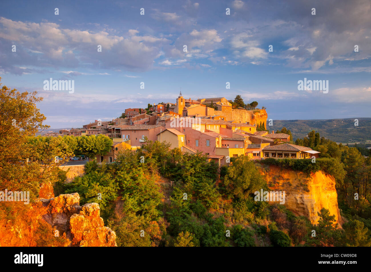 Lever de soleil sur l'hilltop village de Roussillon dans le Luberon, Provence France Banque D'Images