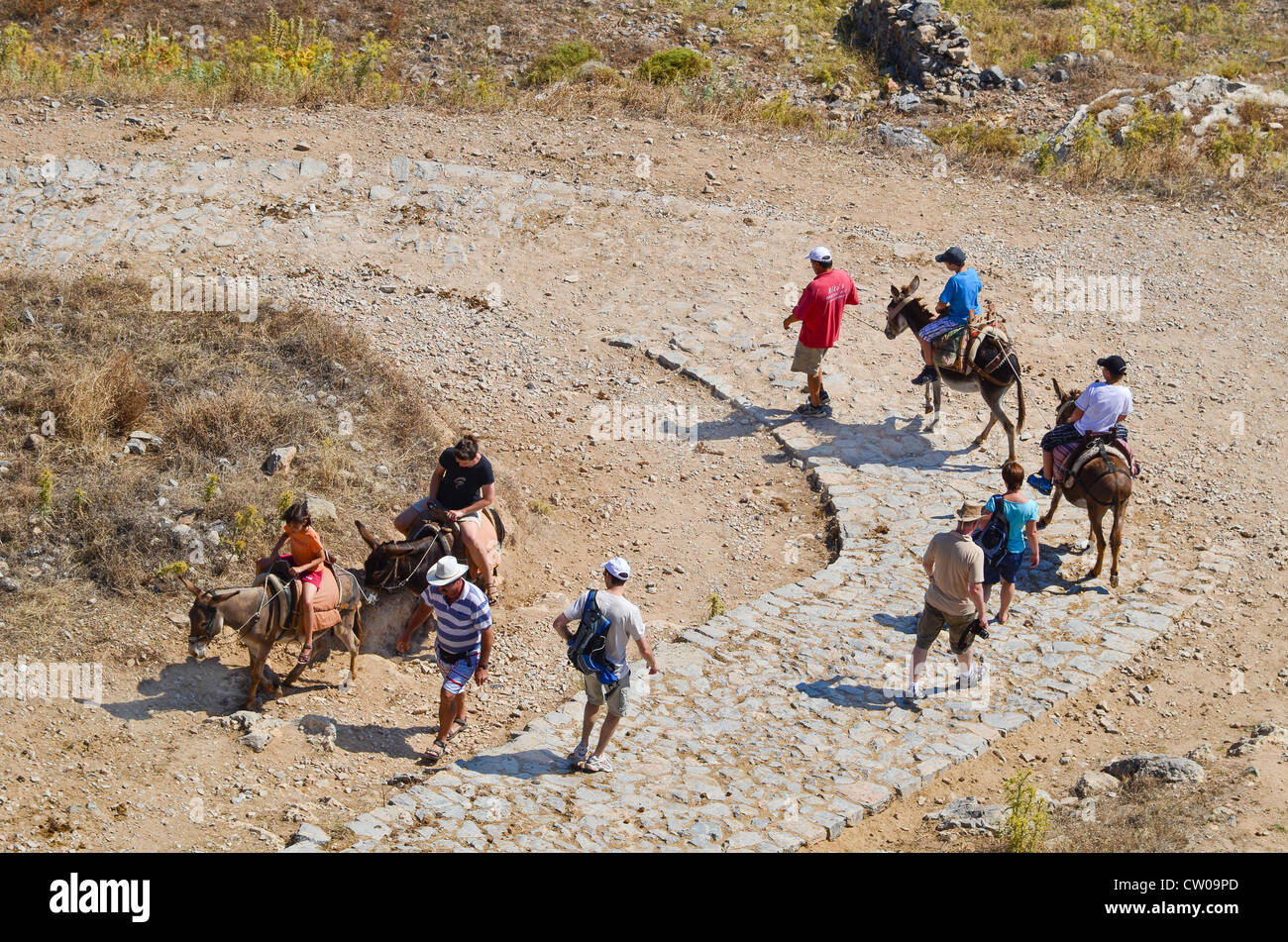 Les touristes de prendre une promenade avec un âne à et de l'Acropole de Lindos sur l'île grecque de Rhodes Banque D'Images