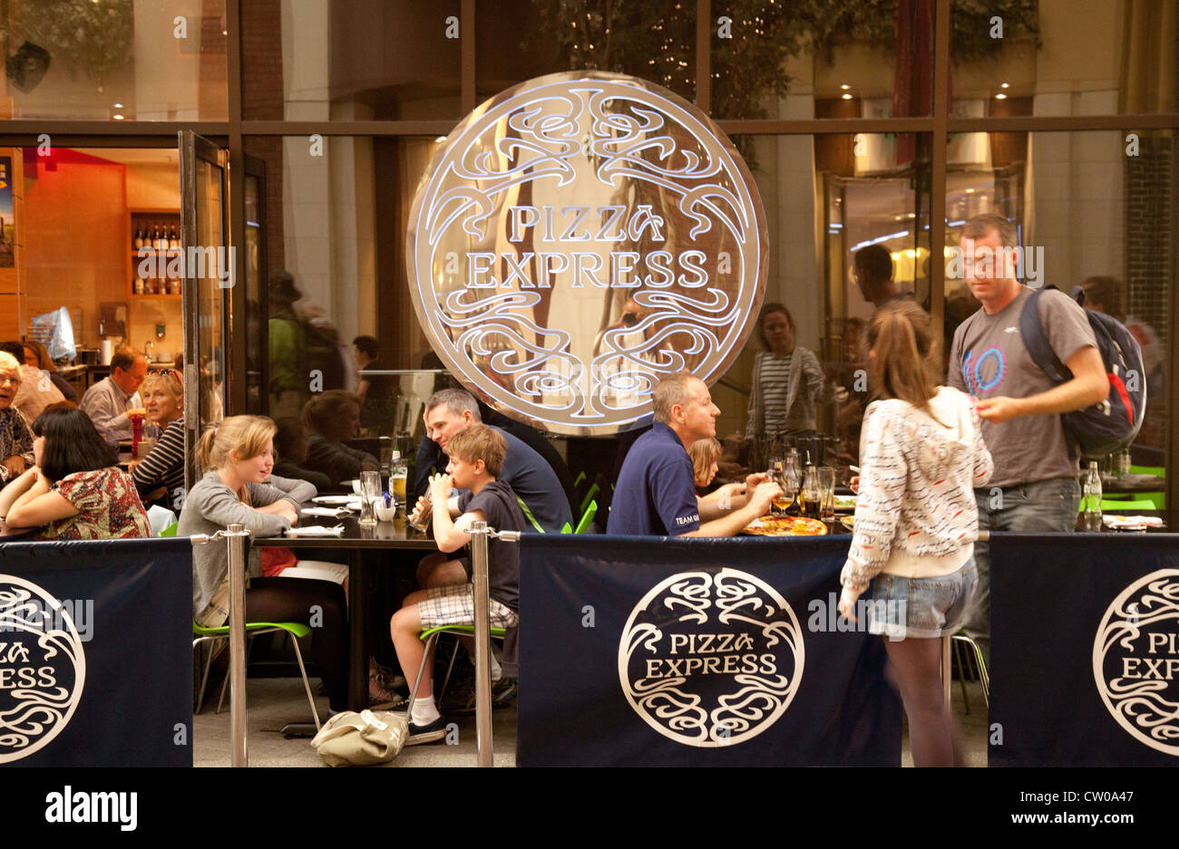 Les personnes mangeant à une Pizza Express restaurant, O2 Arena, London UK Banque D'Images