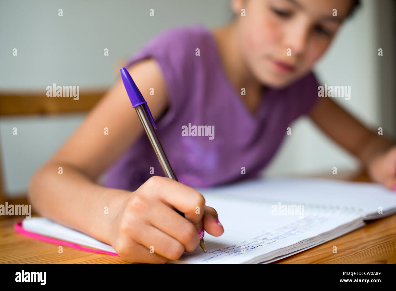 Lycéenne travaillant sur ses devoirs. Banque D'Images