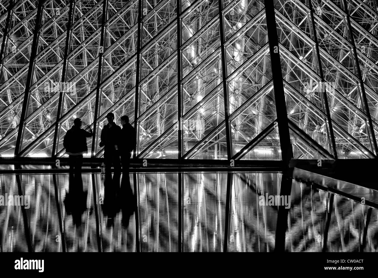 Silhouettes au Louvre à Paris entrée pyramide Banque D'Images