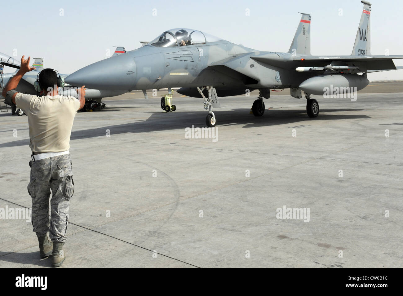 ASIE DU SUD-OUEST - Sgt. Pedro Acevedo, 380e Chef d'équipage du Escadron de maintenance des aéronefs expéditionnaires, maréchal Capitaine Jeffrey Yeates, pilote du 123e Escadron de chasseurs, avant le décollage le 30 juillet 2012. Acevedo est membre de la Garde nationale aérienne de Louisiane. Yeates, originaire de Vancouver, Washington, est membre de la Garde nationale aérienne de l'Oregon et est déployé pour appuyer le 122e Escadron de chasseurs expéditionnaires. Banque D'Images