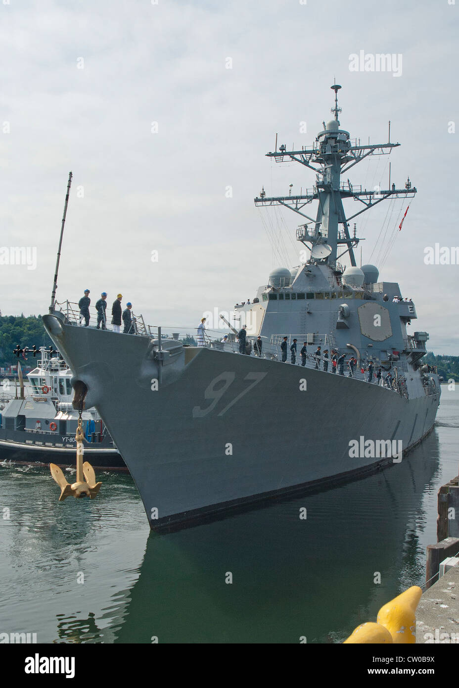 Le destroyer à missiles guidés USS Halsey (DDG 97) quitte le quai de la base navale d'Everett. Halsey, le navire de transport amphibie USS New Orleans (LPD 18) et le croiseur à missiles guidés de classe Ticonderoga USS Bunker Hill (CG 52) ont embarqué environ 300 invités pour la croisière jeunesse annuelle d'Everett, Washington, jusqu'au front de mer de Seattle qui a déclenché les événements de la Seattle Seaair Fleet week. Banque D'Images