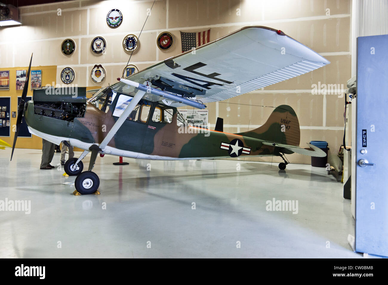 Cessna 172 d'observation 0-1 prop avion utilisé durant la guerre de Corée pour la communication en ligne avant l'affichage du musée de la peinture de camouflage Banque D'Images