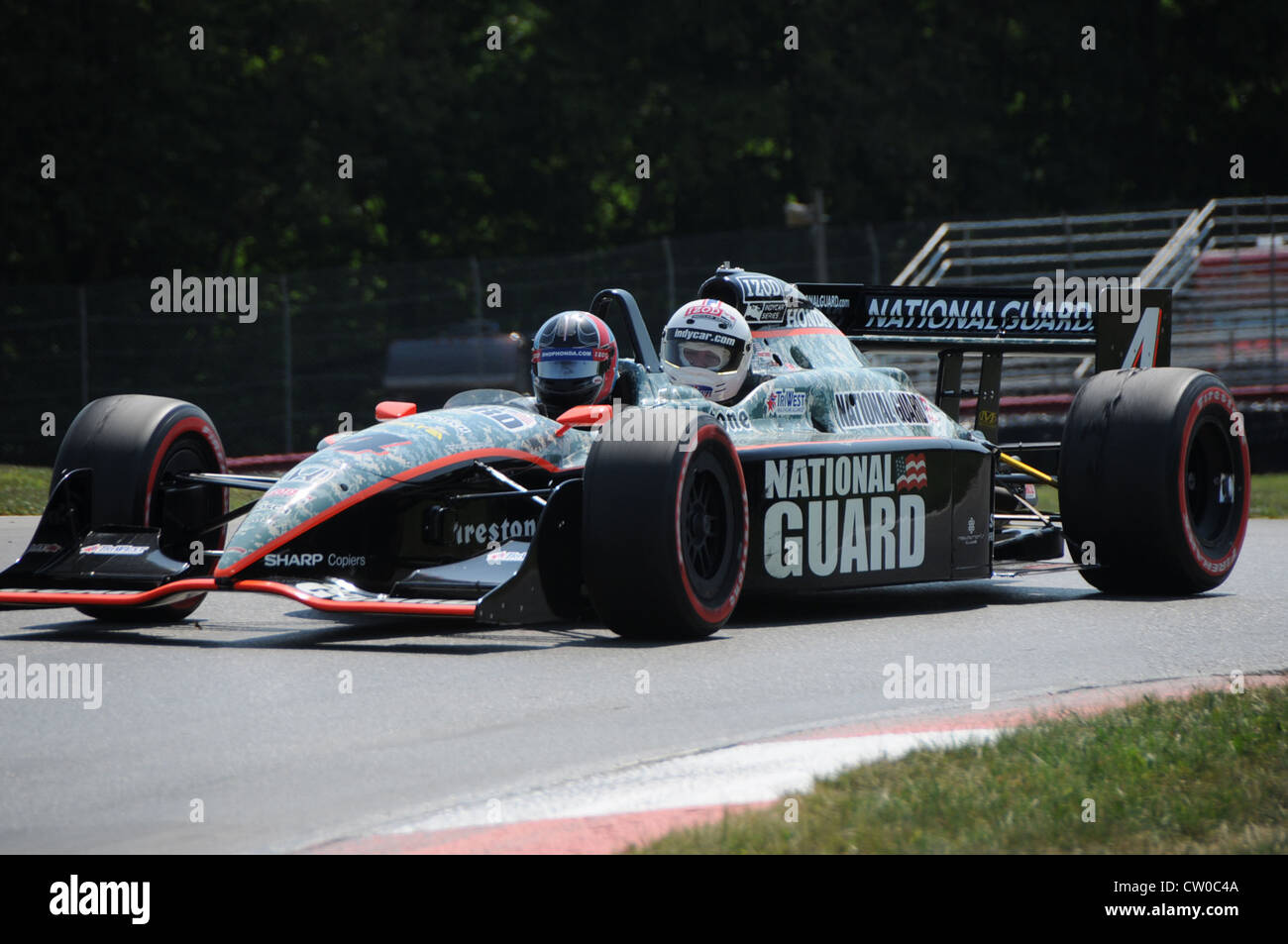 Les membres de la garde nationale de l'Ohio se trouvent dans une voiture Indy de deux places au cours de voiture de sport Mid-Ohio, le 2 août 2012. La Garde nationale parraine le pilote JR Hildebrand. Banque D'Images