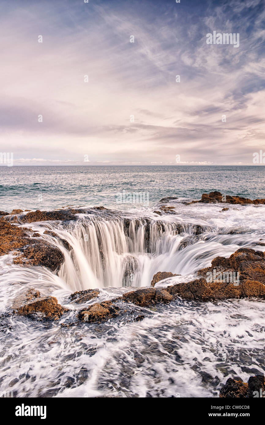 Thor's et est constamment renouvelé par la tempête conduit la marée haute à Oregon's Cape Perpetua Scenic Area. Banque D'Images