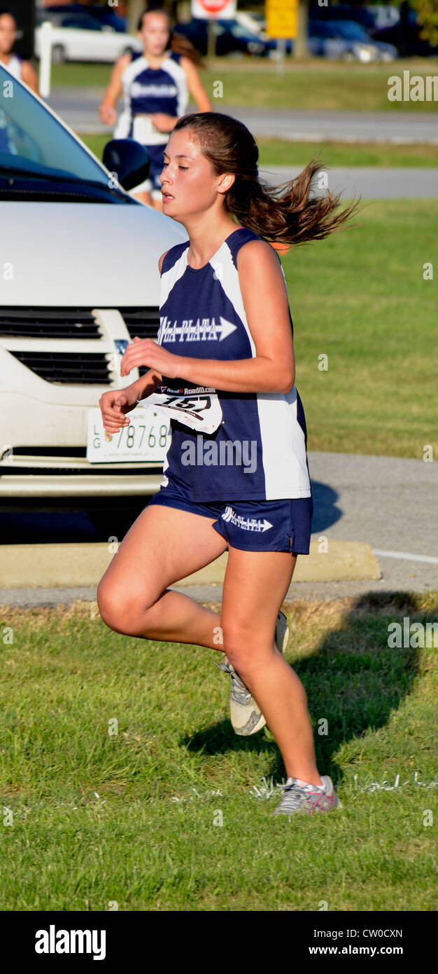 Une fille courir dans une école en course cross-country Laplata, Maryland Banque D'Images