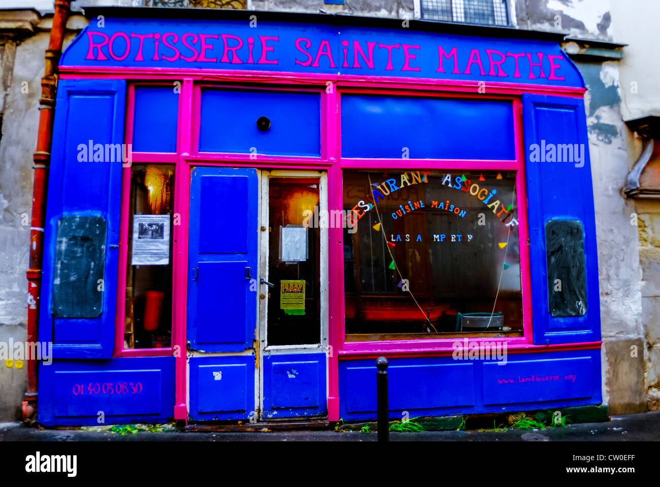 Paris, France, Belleville, (région du Canal Saint Martin), façade française ancienne peinte en couleurs, restaurant à but non lucratif, « Rotisserie Sainte Marthe » Vintage Banque D'Images