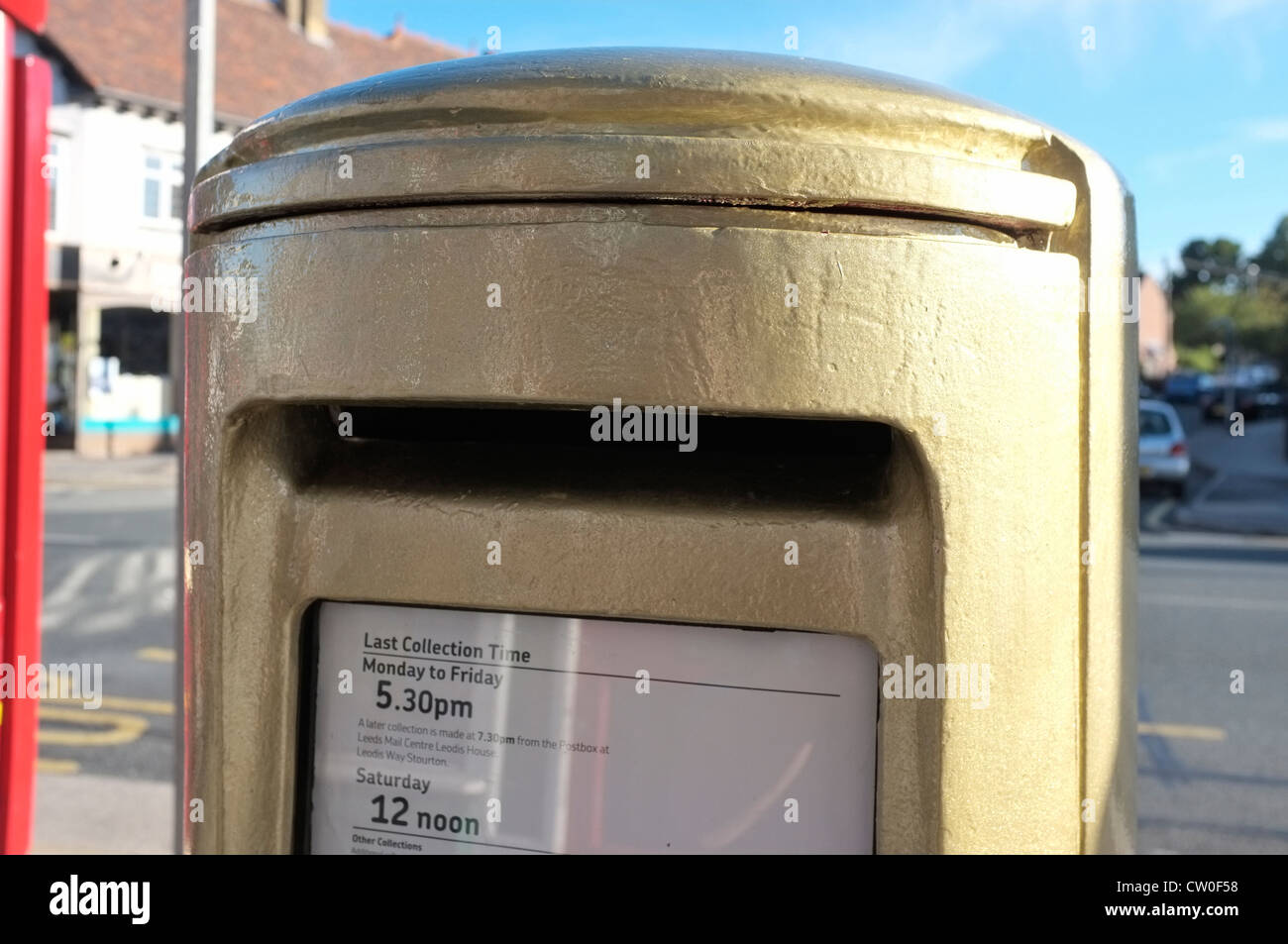 Post Box or à New Road, Leeds, où Horsforth, Alistair Brownlee a vécu. Elle célèbre sa médaille d'or aux Jeux Olympiques en 2012 Triathlon Banque D'Images