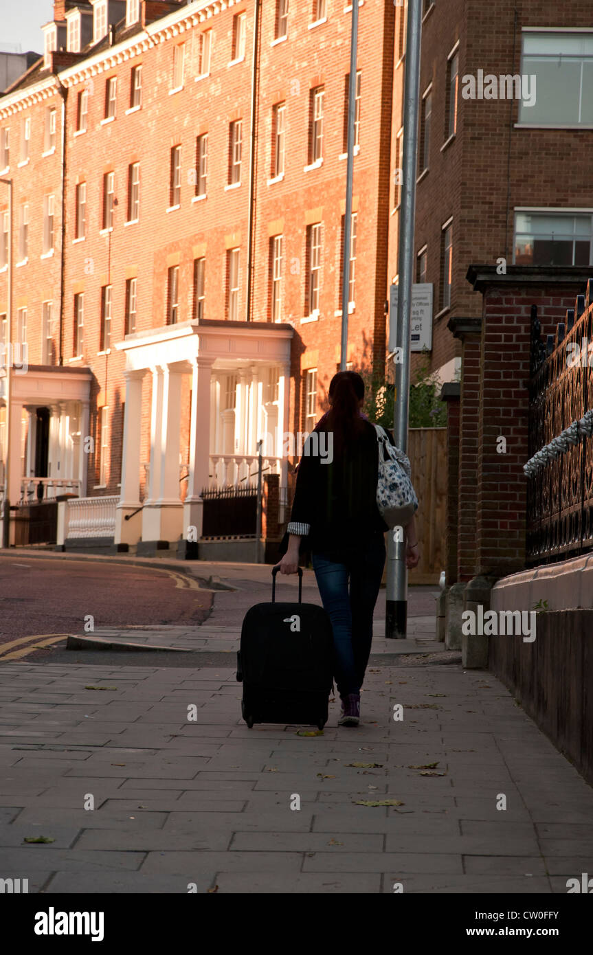 Les jeunes femmes d'Europe de marche avec suitcase Banque D'Images