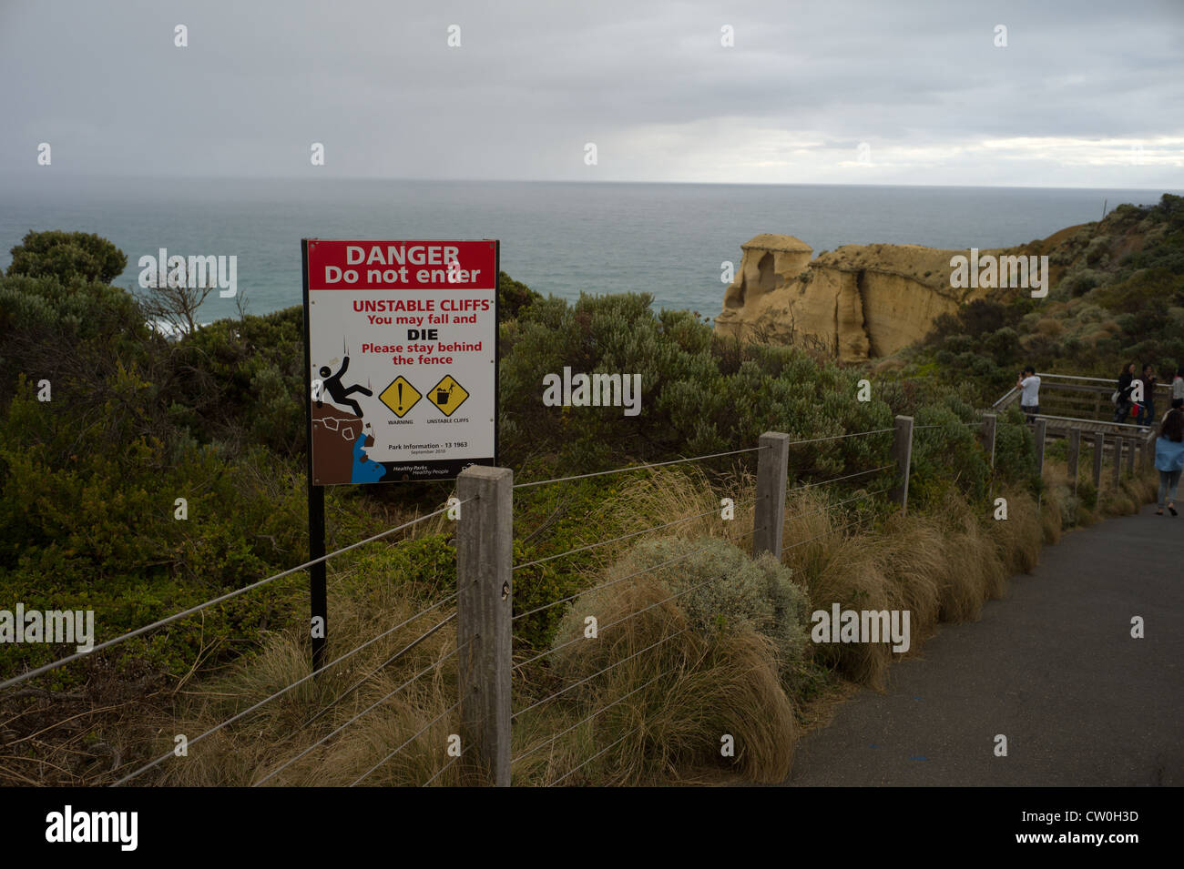 Danger ! Avertissement signe de chutes de pierres dans le parc national Great Ocean Road Banque D'Images