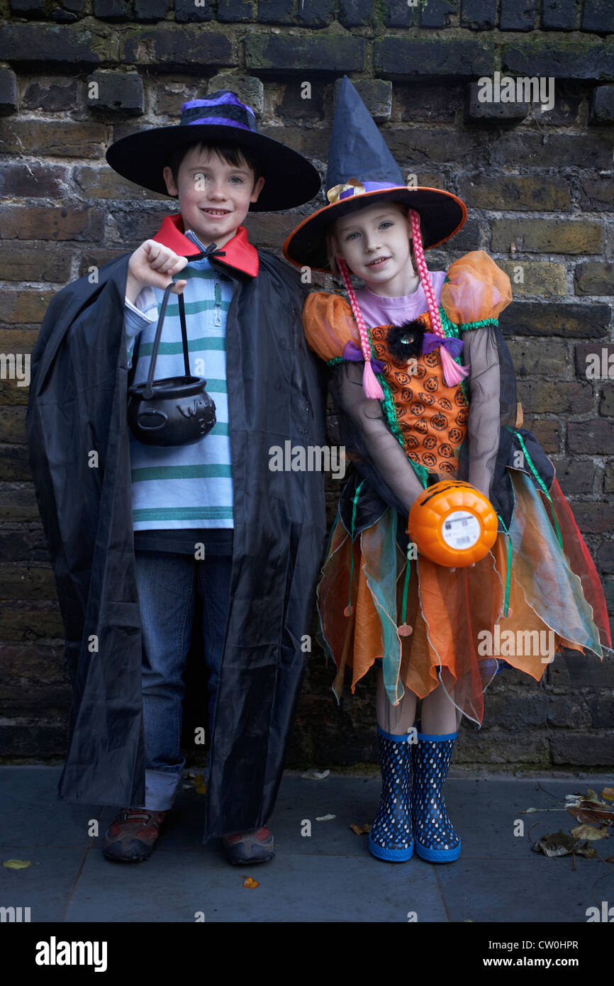 Enfants vêtus de costumes de Halloween Banque D'Images
