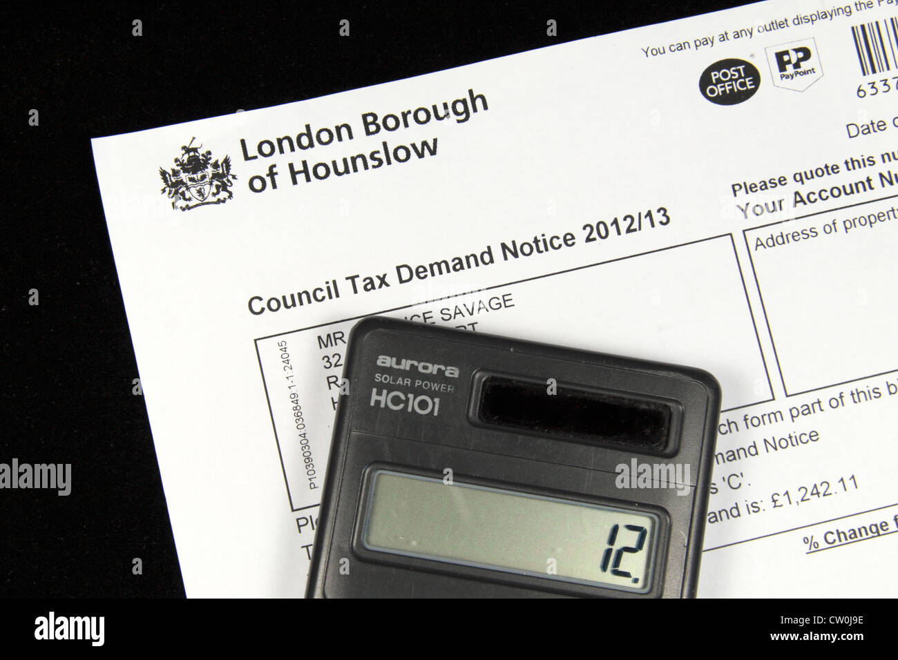 Assis sur une calculatrice d'Hounslow London Borough Council Tax bill 2012.13. Banque D'Images