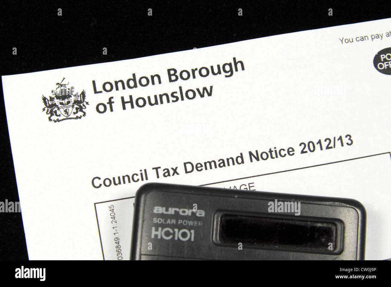 Assis sur une calculatrice d'Hounslow London Borough Council Tax bill 2012.13. Banque D'Images