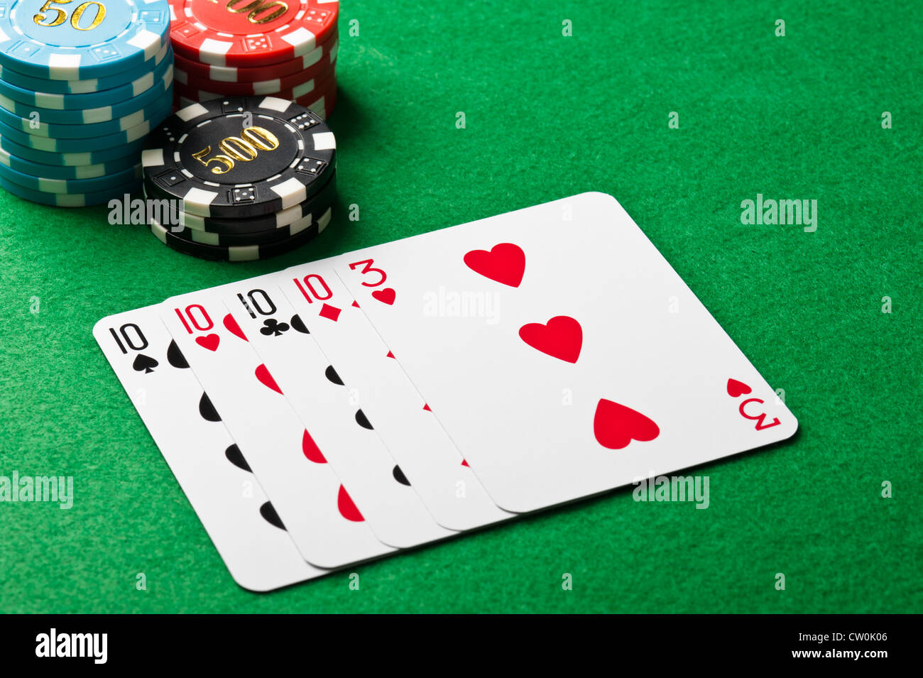 Quatre d'une sorte de jeu de poker avec des jetons Banque D'Images