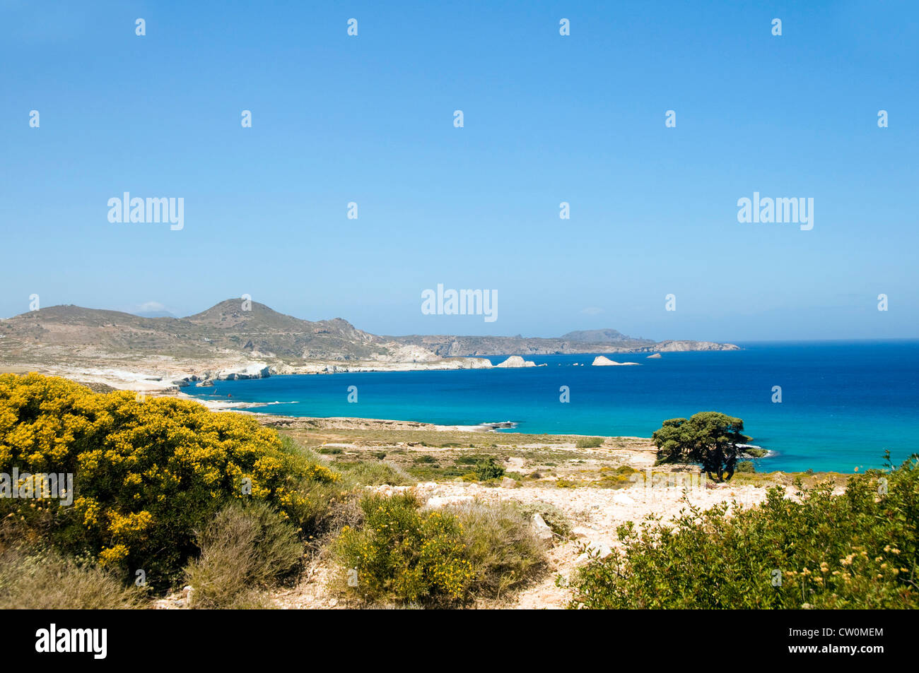 Plage de calcaire non développé Mer Méditerranée l'île grecque de Milos Cyclades - Grèce Banque D'Images