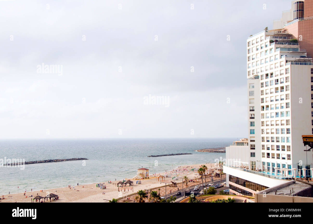 Cityscape skyline high rise hotel sur plage mer Méditerranée Tel Aviv ISRAËL Banque D'Images