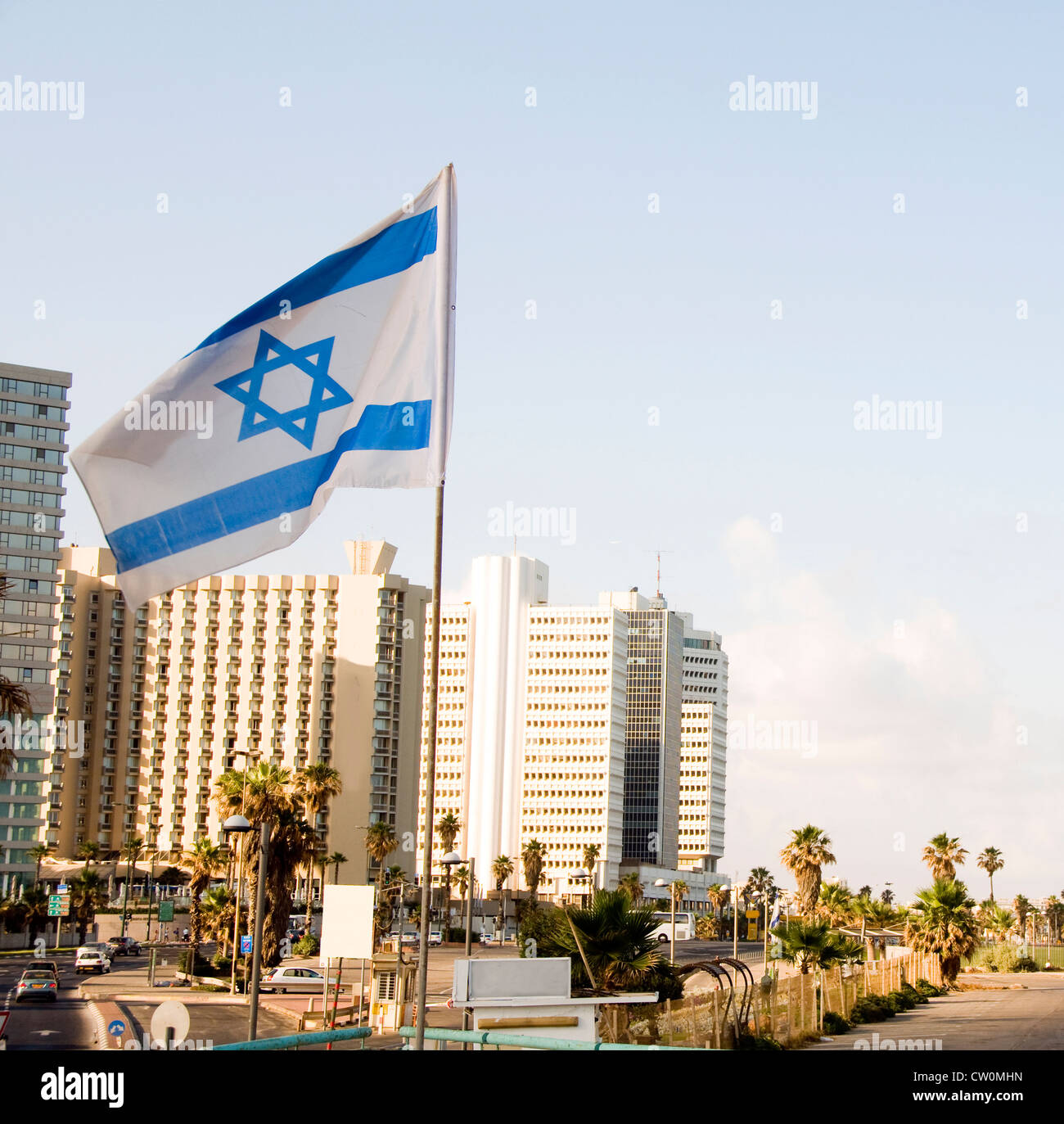 Cityscape skyline avec les drapeau israélien et des tours d'immeubles de l'hôtel Tel Aviv Israel Banque D'Images