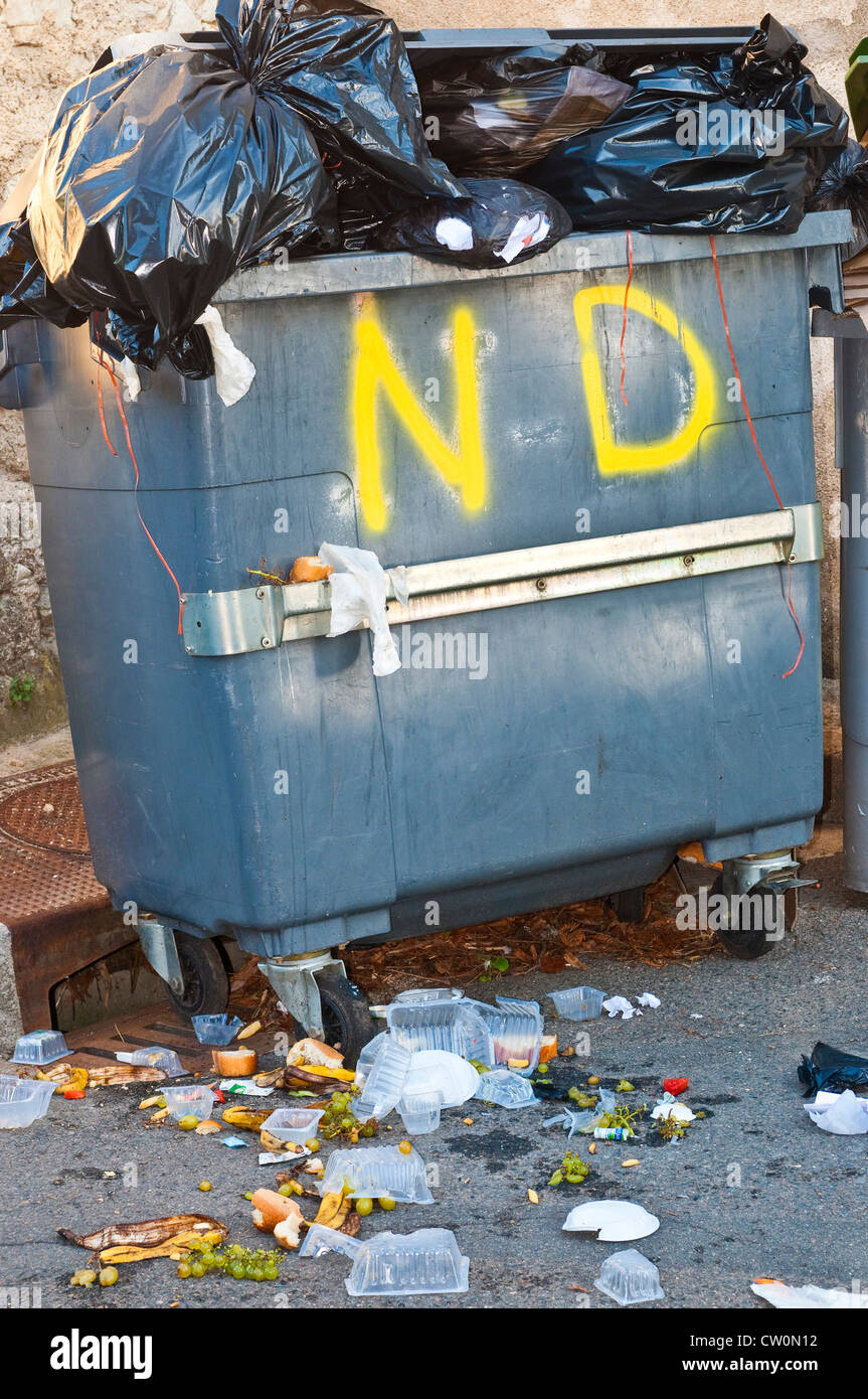 Trop plein wheelie-poubelles en attente de collecte hebdomadaire - France. Banque D'Images