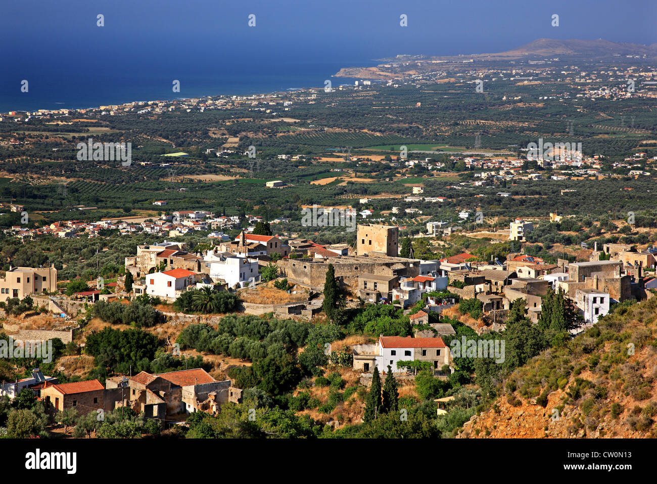 La cité médiévale fortifiée, village de Maroulas, donnant sur l'immense oliveraie de Rethymnon, Crète, Grèce. Banque D'Images