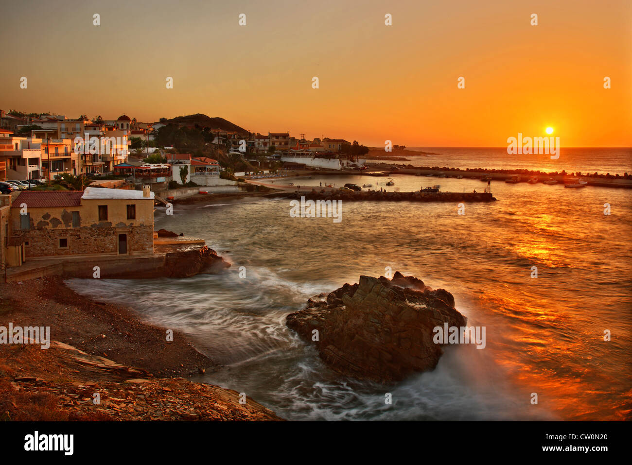 Coucher du soleil à Pamormos village, station touristique populaire, à la préfecture de Rethymnon, Crète, Grèce Banque D'Images