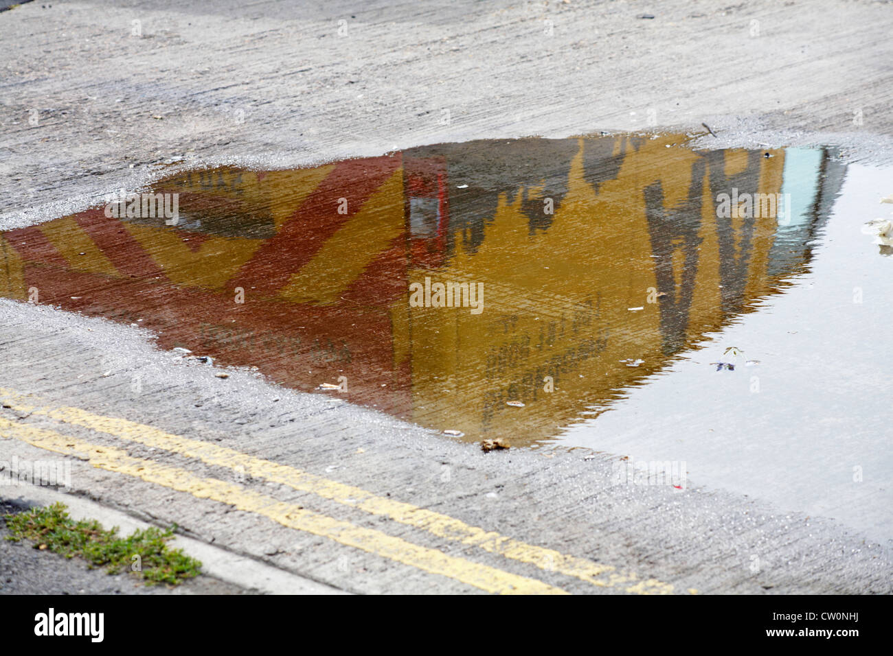 Reflet de AA van en flaque à Weymouth en Août Banque D'Images