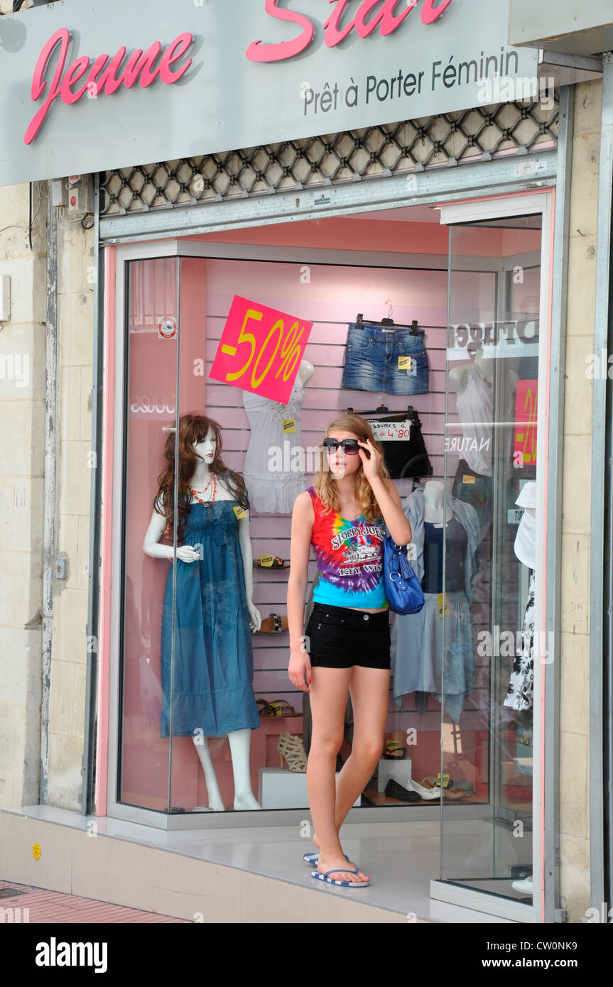 Jolie adolescente dans des vêtements d'été, aux portes d'une boutique de  vêtements rue haute français. Saumur, Maine-et-Loire, France, Europe de  l'ouest Photo Stock - Alamy